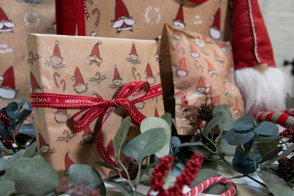 wrapping-christmas-presents